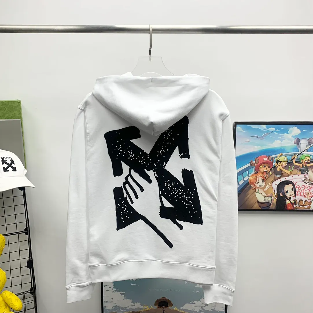 Top tested version 23SSOFF WHITE OW holding earth arrow in hand holding arrow on back pure cotton loose loose short-sleeved T-shirt for male and female couple stars. The printing on the back and chest adopts high-coverage screen printing technology, and the glue is imported. The scraped printing is smooth and delicate. The front sub-print adopts cracked anti-counterfeiting identification details, and the breaking points are 100% aligned! The fabric is made of 420g double yarn terry plain cotton fabric, which has a smooth skin feel. Size: XS-L Color: Black P:410
